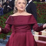 Met Gala 2022: Hillary Clinton zachwyca w burgundzie! Suknia zawiera zaszyfrowaną wiadomość