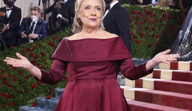 Met Gala 2022: Hillary Clinton zachwyca w burgundzie! Suknia zawiera zaszyfrowaną wiadomość