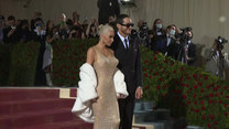 Met Gala 2022: Kim Kardashian pokazała się na czerwonym dywanie w sukni Marylin Monroe 
