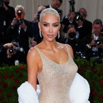 Met Gala 2022: Kim Kardashian w najdroższej sukni na świecie. Stała się sobowtórem Marilyn Monroe?