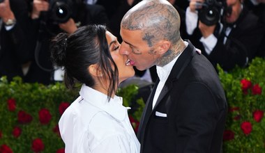 Met Gala 2022: Kourtney Kardashian i Travis Barker wymienili płyny ustrojowe na czerwonym dywanie