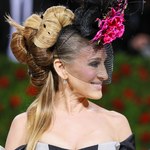 Met Gala 2022: Sarah Jessica Parker w różowych piórach. Stylizacja godna Cruelli De Mon?