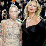 Met Gala 2022: Zachwycająca Kate Moss na czerwonym dywanie pojawiła się z córką