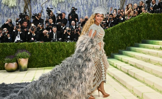 Met Gala 2026: "Biomorficzny szkielet", kreacje z kabli i mchu oraz z taśmy filmowej