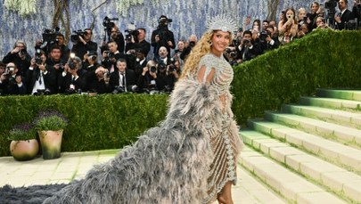 Met Gala 2026: "Biomorficzny szkielet", kreacje z kabli i mchu oraz z taśmy filmowej