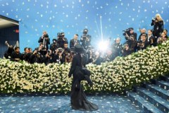 MET Gala. Rihanna na niebieskim dywanie