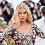 MET Gala: Stella Maxwell w przezroczystej sukni. Bez bielizny!