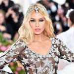 MET Gala: Stella Maxwell w przezroczystej sukni. Bez bielizny!