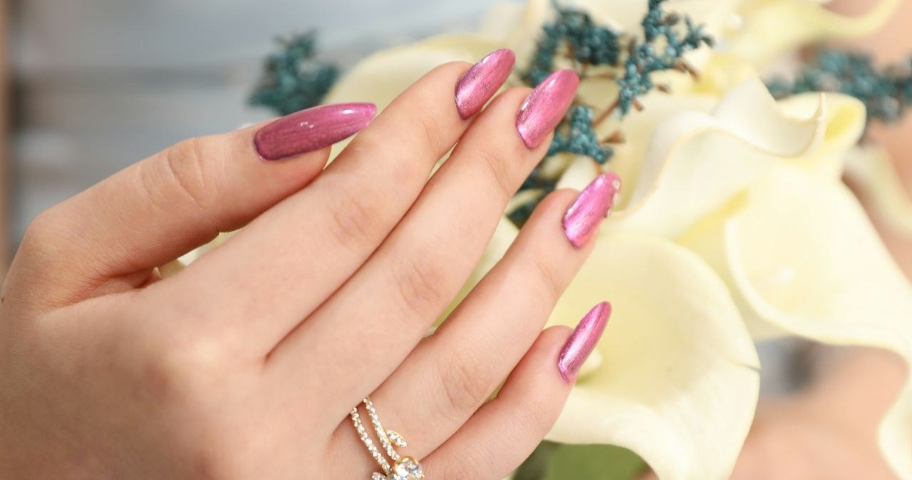 Metaliczne paznokcie, czyli chrome nails, to świetny wybór na wiosnę /MAJDAH MAJED /unsplash.com