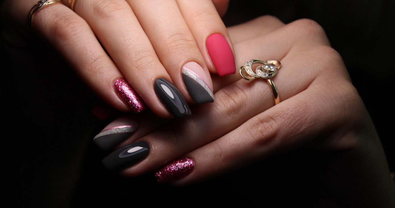 Metaliczne trendy na wieczór 2026 /123RF/PICSEL