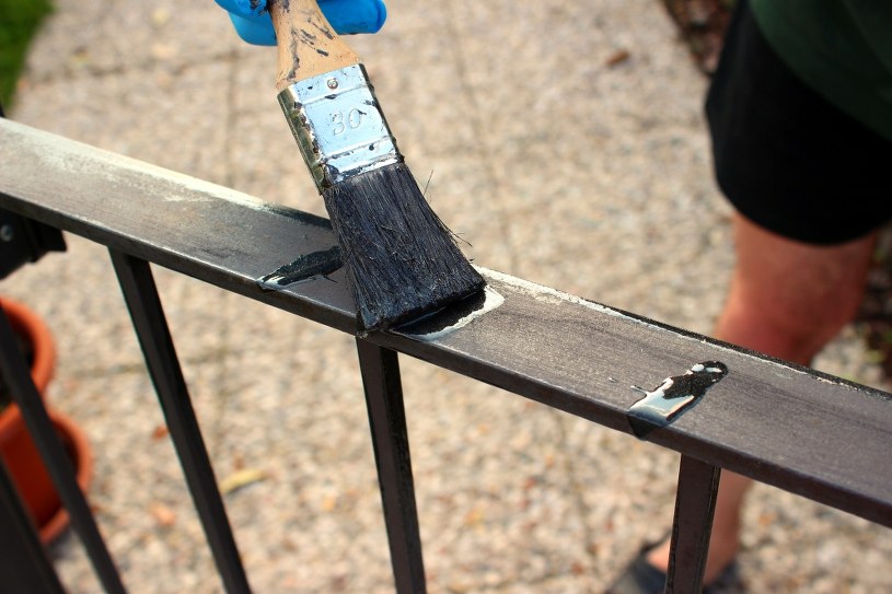 Metalowe ogrodzenie straszy wyglądem? Prosty sposób, by przywrócić mu dawny blask