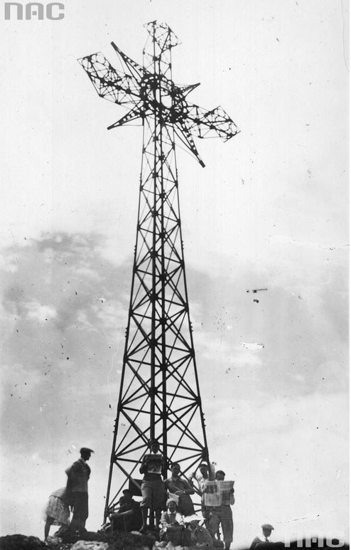 Metalowy krzyż na Giewoncie (zdjęcie z 1932 roku) /Z archiwum Narodowego Archiwum Cyfrowego