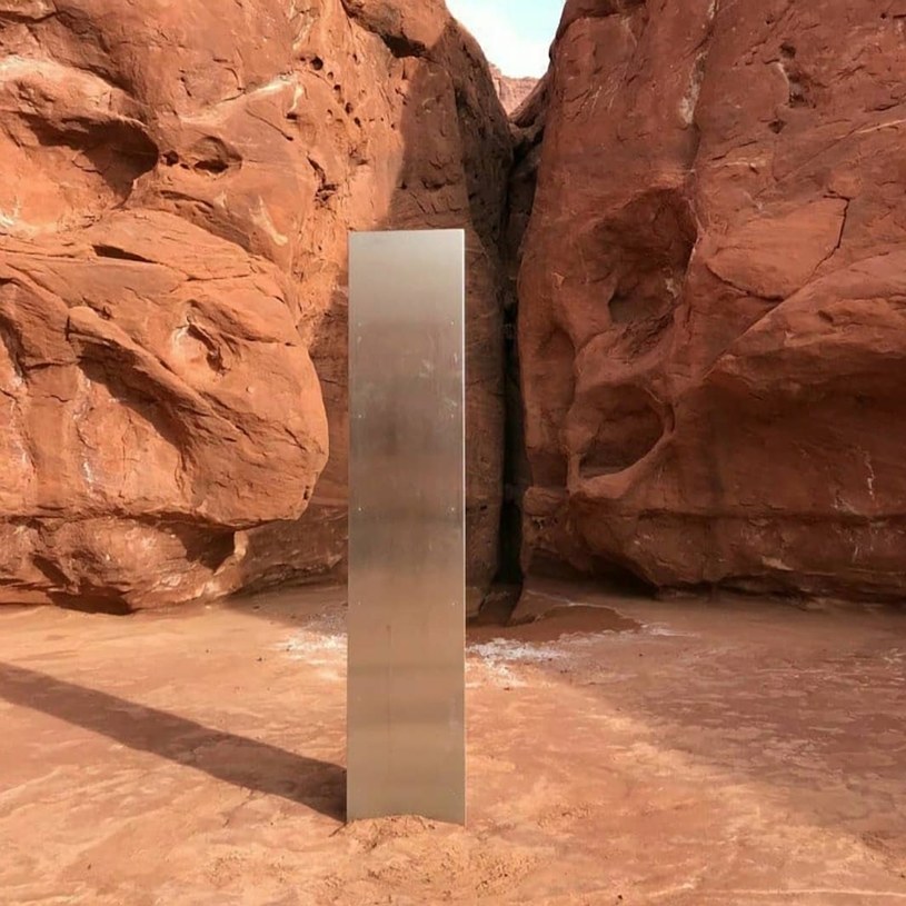 Metalowy monolit znaleziony przez załogę helikoptera na pustyni w Utah/ 24 listopada 2020 r. /Utah Department of Public Safety / Zuma Press / Forum /Agencja FORUM