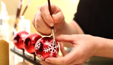 Metamorfoza bombek choinkowych. Zrób to, a bombki po babci posłużą kolejne dekady