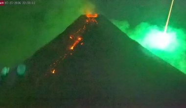 Meteor przeleciał nad eruptującym wulkanem. Niezwykłe nagrania