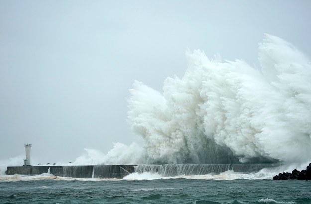 Meteorolodzy obawiają się, że może to być najsilniejszy od 1958 roku tajfun nad japońskimi wyspami /FRANCK ROBICHON /PAP/EPA