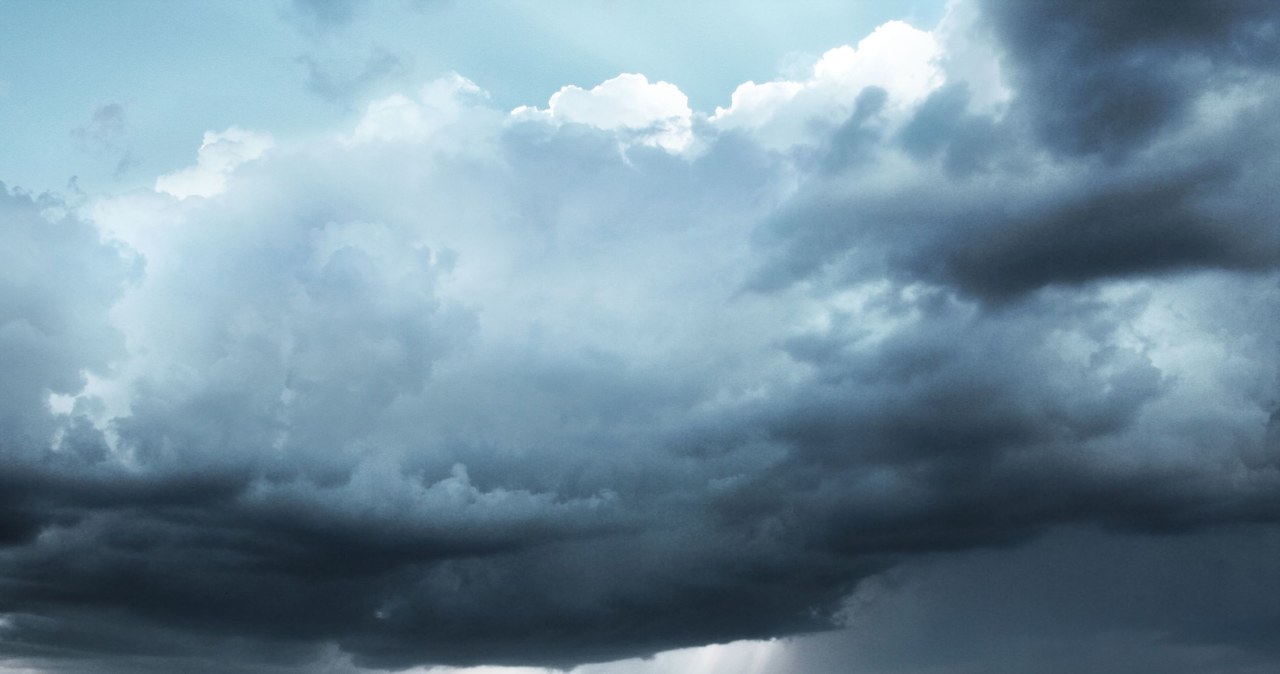 Meteorolodzy ostrzegają przed burzami z gradem i silnym wiatrem /123RF/PICSEL