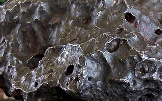 Meteoryt znaleziony w Ontario - zdjęcie z filmu umieszczonego w serwisie YouTube /Innemedium.pl