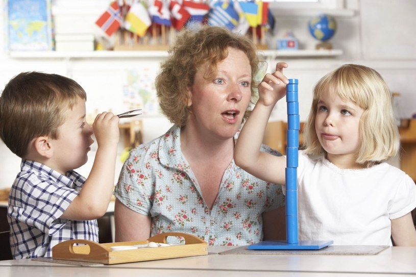 Metoda Montessori wspomaga dzieci w nauce /123RF/PICSEL