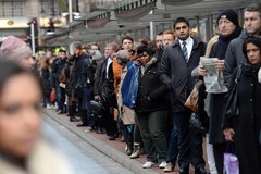 Metro strajkuje, pasażerowie tłoczą się na przystankach