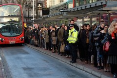 Metro strajkuje, pasażerowie tłoczą się na przystankach