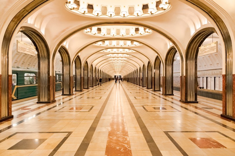 Metro w Moskwie to kombinacja piękna i przepychu, ale również schronów przeciwatomowych, czy krwawej historii /Toby Forage / SOPA Images/SOPA Images/LightRocket via Getty Images /Getty Images