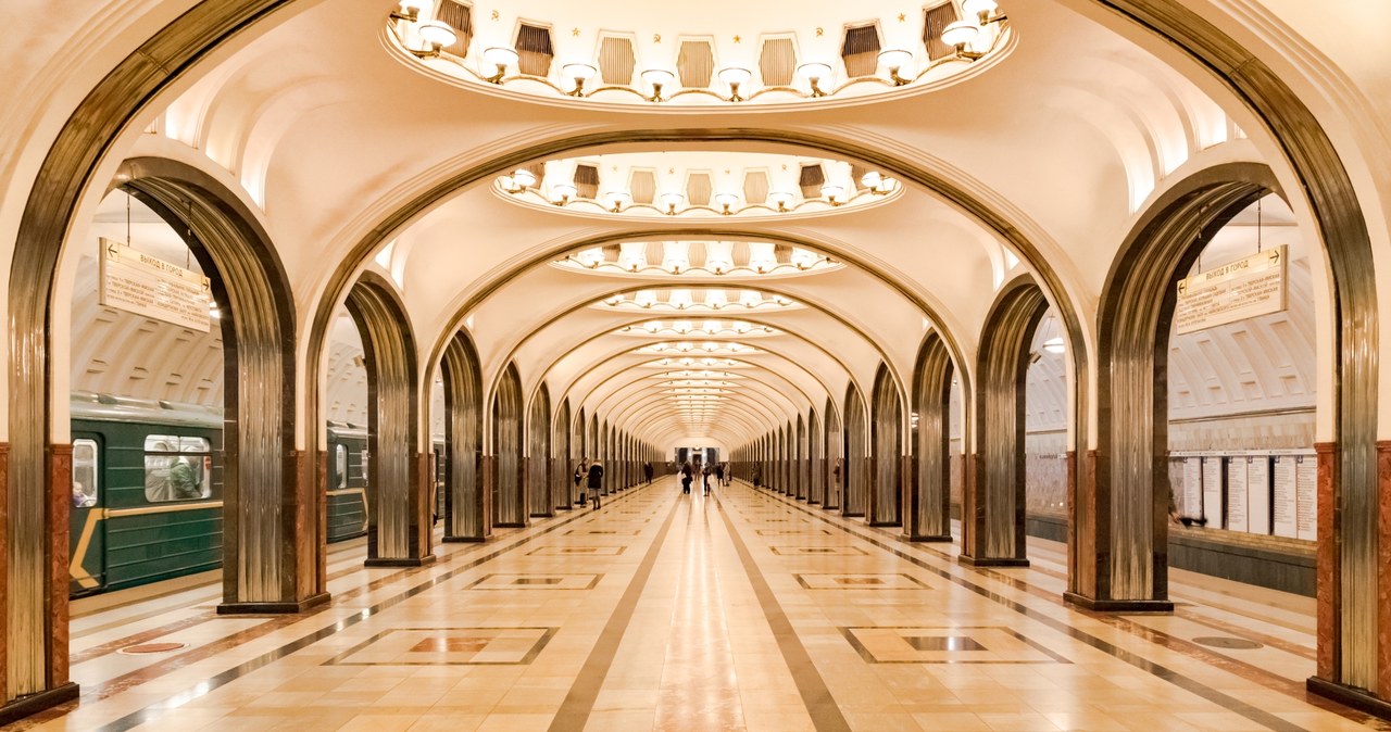 Metro w Moskwie to kombinacja piękna i przepychu, ale również schronów przeciwatomowych, czy krwawej historii /Toby Forage / SOPA Images/SOPA Images/LightRocket via Getty Images /Getty Images