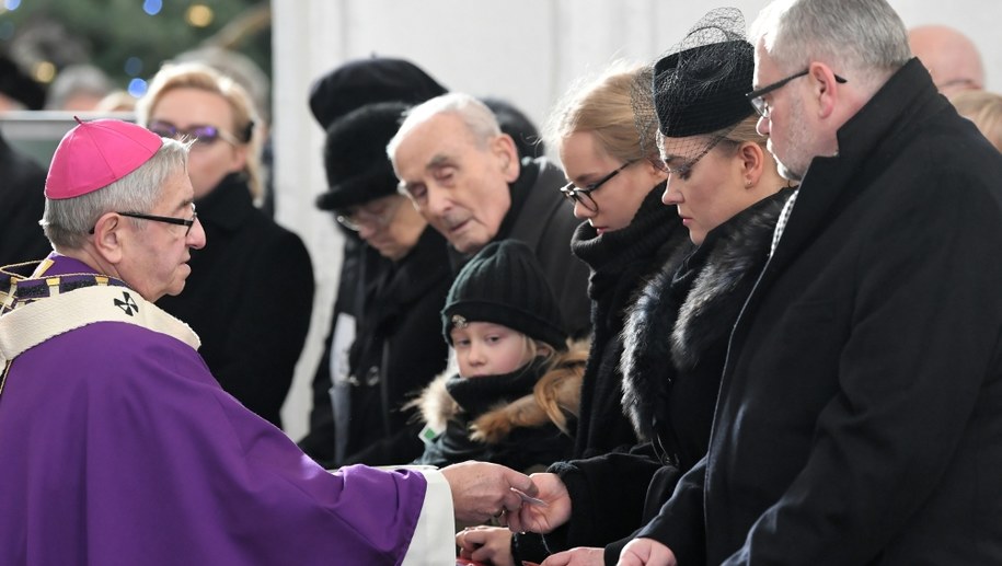 Metropolita gdański abp Sławoj Leszek Głódź przekazuje różańce rodzinie zmarłego / 	Adam Warżawa    /PAP