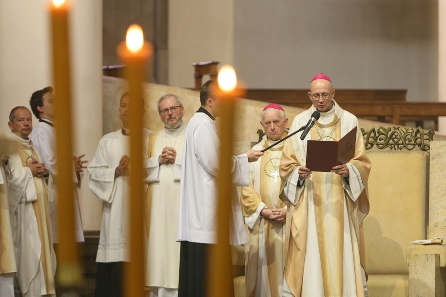 Metropolita katowicki abp. Adrian Galbas podczas ogłoszenia laureata nagrody Lux ex Silesia /Zbigniew Meissner /PAP