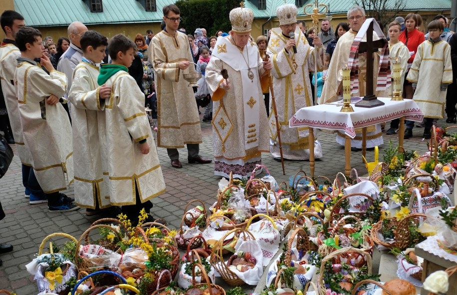 Metropolita przemysko-warszawski arcybiskup Eugeniusz Popowicz i jego poprzednik arcybiskup Jan Martyniak, podczas święcenia pokarmów przed greckokatolickim soborem archikatedralnym w Przemyślu /Darek Delmanowicz /PAP