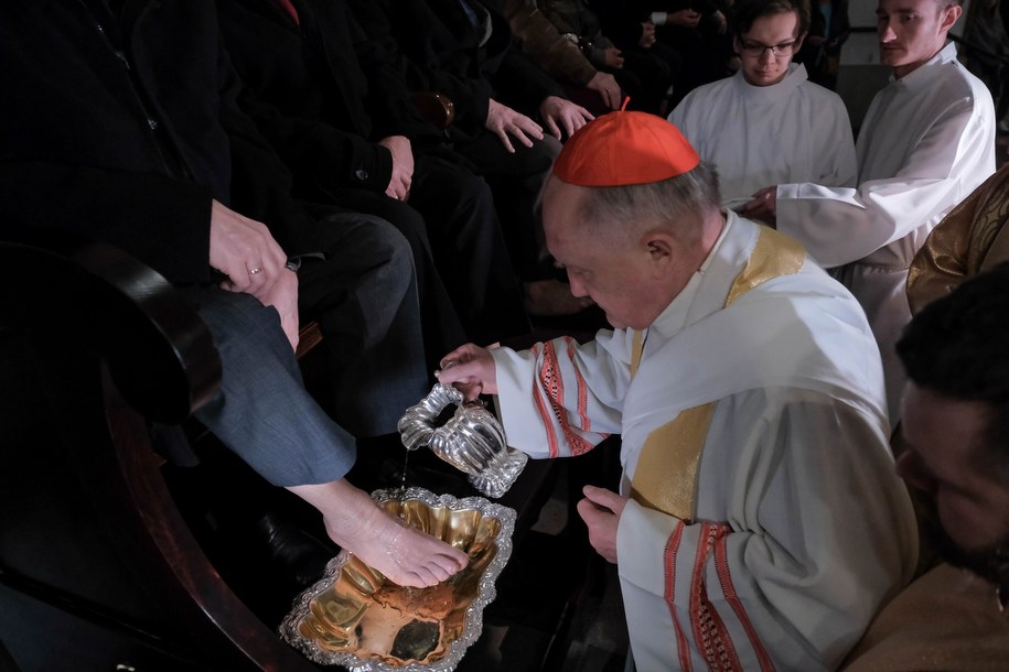 Metropolita warszawski kard. Kazimierz Nycz podczas obrzędu obmycia nóg, tzw. Mandatum w trakcie Mszy Wieczerzy Pańskiej w archikatedrze warszawskiej /Mateusz Marek /PAP
