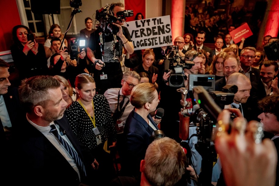 Mette Frederiksen rozmawia z mediami podczas wieczoru wyborczego Socjaldemokratów w Kopenhadze /Mads Claus Rasmussen /PAP/EPA
