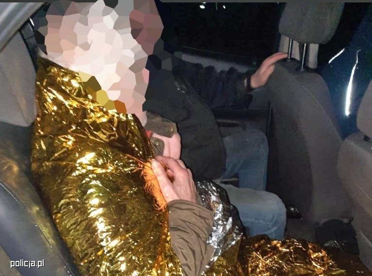 Mężczyzna był wyziębiony i wyczerpany. Policjanci zabrali go do radiowozu i okryli folią termiczną. /KWP w Radomiu /