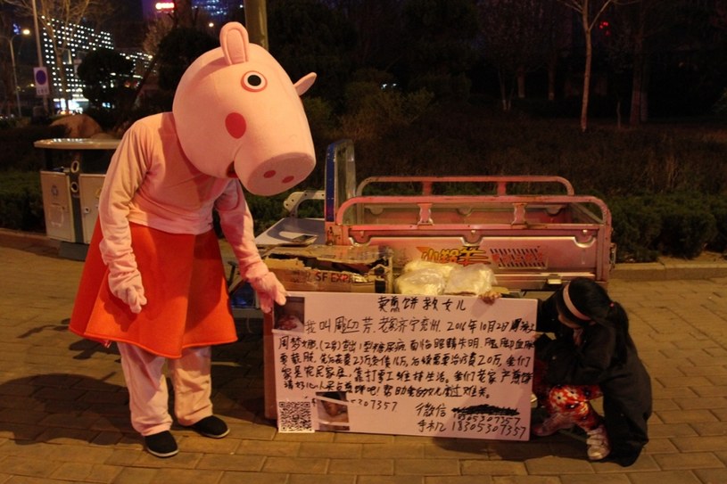 Mężczyzna codziennie sprzedaje naleśniki przebrany za Świnkę Peppę /Chen ning - Imaginechina/EAST NEWS /East News