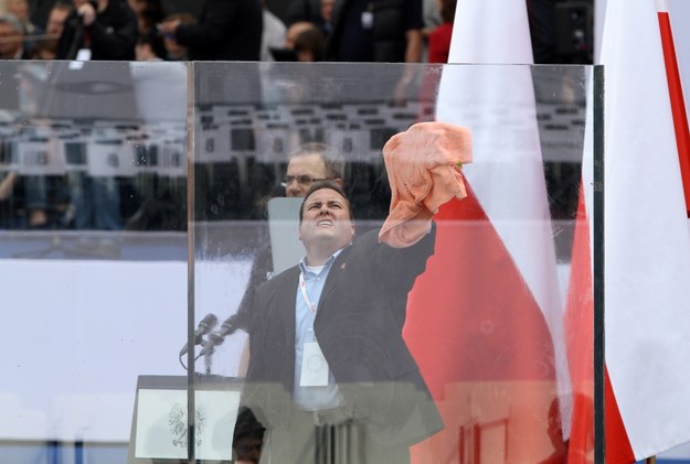 Mężczyzna czyści pancerną szybę na mównicy, z której przemówienia wygłoszą prezydenci USA i Polski /Paweł Supernak /PAP
