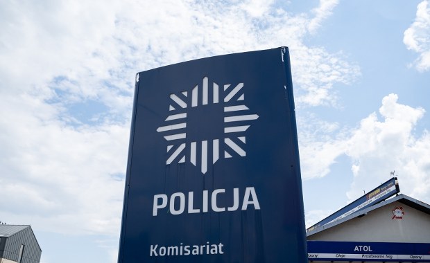 Mężczyzna dźgnięty nożem wpadł na komendę w Szczytnie. Partnerka zatrzymana 