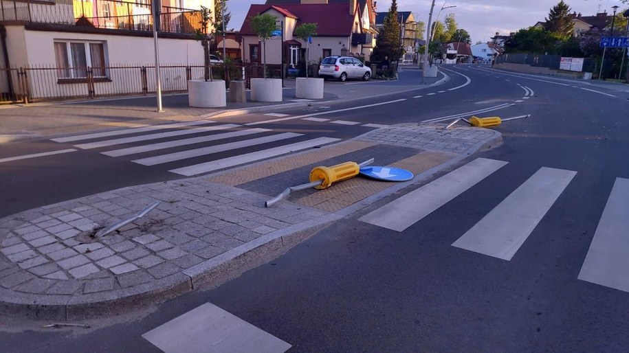 Mężczyzna jadąc całą szerokością jezdni uszkodził infrastrukturę drogową. /KMP Koszalin /