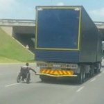 Mężczyzna jechał po autostradzie na wózku inwalidzkim trzymając się ciężarówki