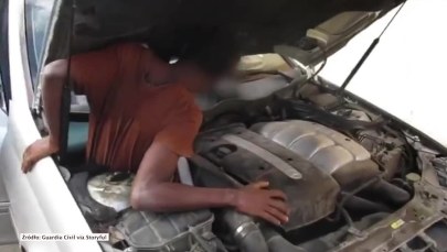Mężczyzna koło silnika, kobieta za siedzeniem. Imigranci ukryli się w samochodzie