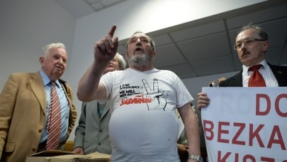 Mężczyzna, który rzucił w sędzię tortem, może spędzić rok w więzieniu