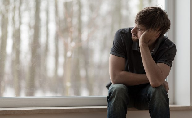 Mężczyzna, który się martwi, wcześniej choruje