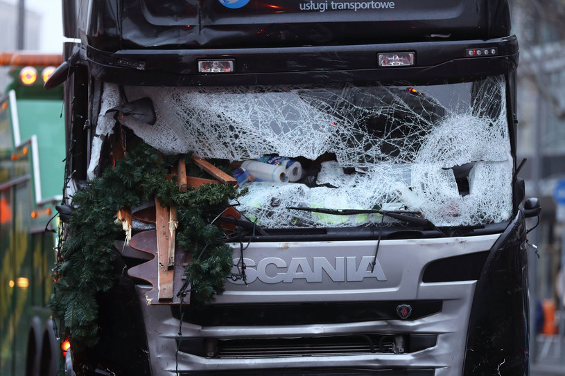 Mężczyzna, którzy w grudniu 2016 roku wjechał ciężarówką na teren bożonarodzeniowego jarmarku w Berlinie i zabił 12 osób, również podróżował przez Szwajcarię i kupił tam broń /Getty Images