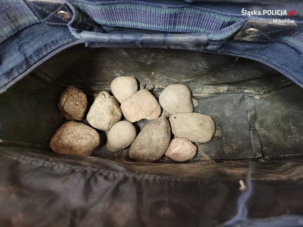 Mężczyzna miał przy sobie torbę pełną kamieni / slaska.policja.gov.pl /Policja