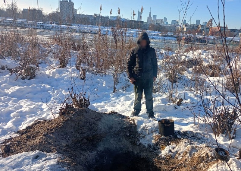 Mężczyzna "mieszka" nad Wisłą /Straż Miejska Warszawy /