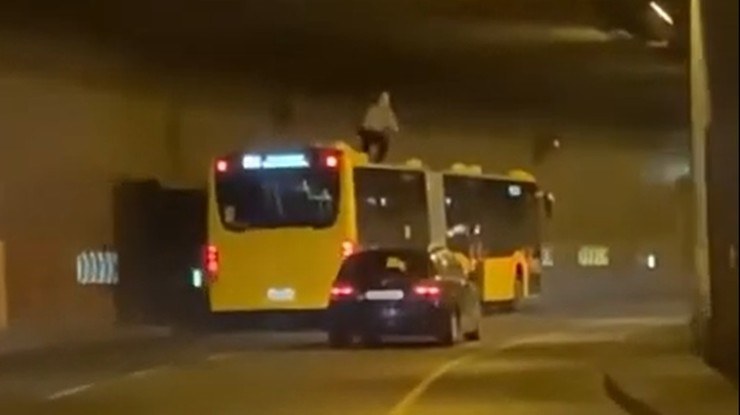 Mężczyzna mógł spowodować poważny wypadek. /YouTube /