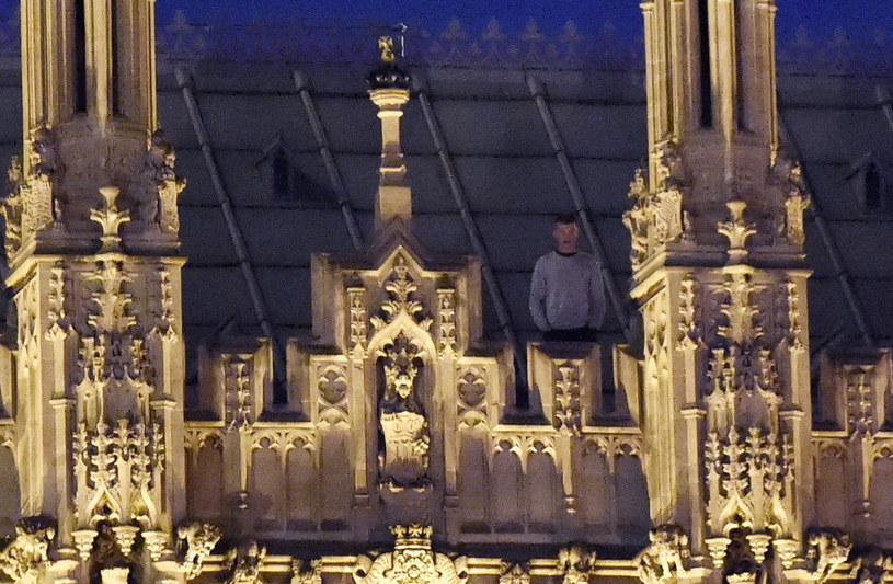 Mężczyzna na dachu Pałacu Westminsterskiego /PAP/EPA