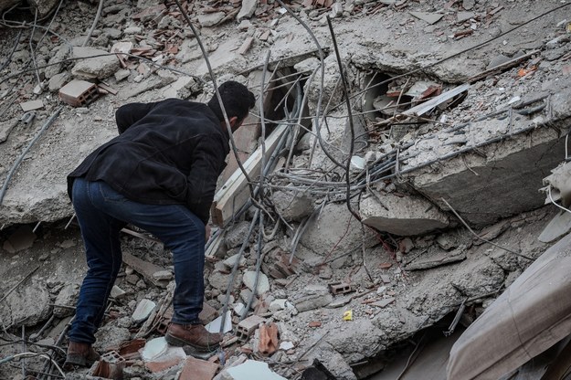 Mężczyzna na gruzach budynku w Kahramanmaraş /JOAO RELVAS  /PAP/EPA