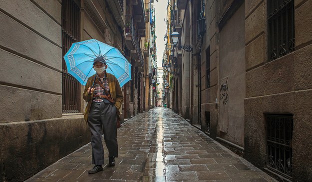 Mężczyzna na ulicach Barcelony /ENRIC FONTCUBERTA /PAP/EPA