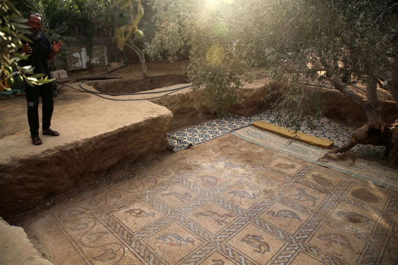 Mężczyzna nie uważa, że mozaika jest jego własnością, pomimo znalezienia jej na swojej ziemi /Majdi Fathi/NurPhoto via Getty Images /Getty Images