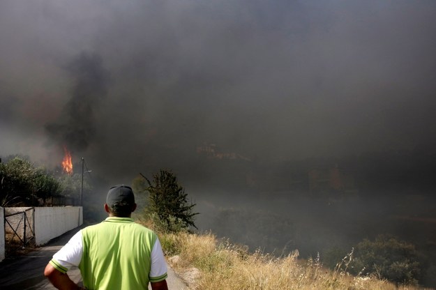 Mężczyzna obserwujący pożar w pobliżu Lamii /ARIS MARTAKOS /PAP/EPA